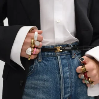 Anillo de sello cuadrado Triomphe en latón con acabado dorado