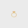 Anillo solitario Triomphe con brillos de strass y latón con acabado dorado Anillo solitario Triomphe con brillos de strass y latón con acabado dorado
