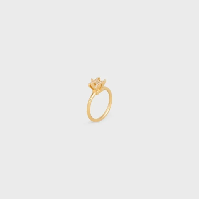 Anillo solitario Triomphe con brillos de strass y latón con acabado dorado Anillo solitario Triomphe con brillos de strass y latón con acabado dorado