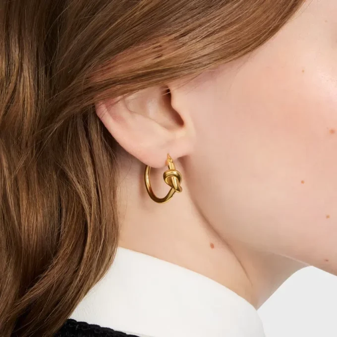 Aros pequeños Knot en latón con acabado dorado Aros pequeños Knot en latón con acabado dorado
