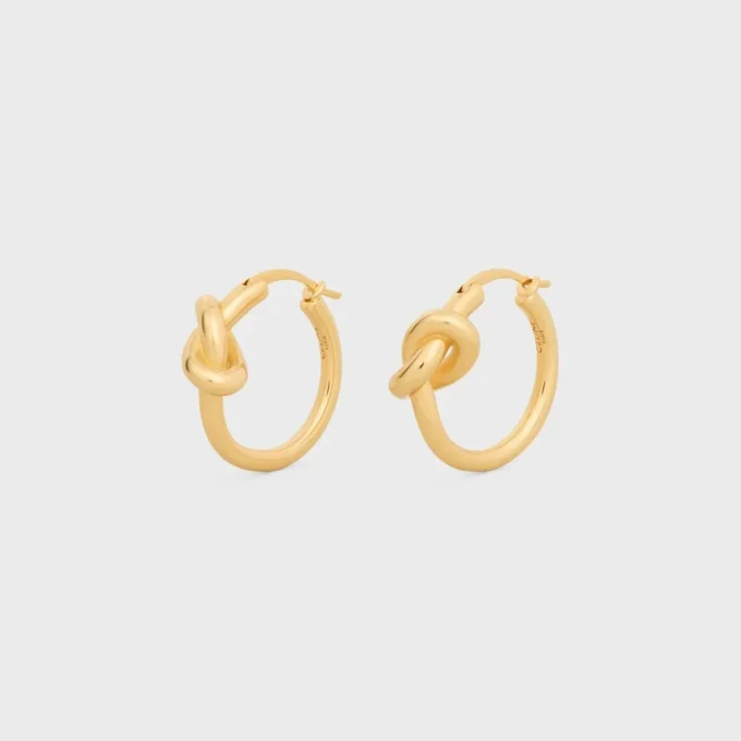 Aros pequeños Knot en latón con acabado dorado Aros pequeños Knot en latón con acabado dorado