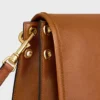 Besace Triomphe suave en piel de cordero flexible y brillante Besace Triomphe suave en piel de cordero flexible y brillante