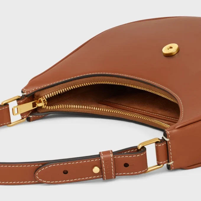 Bolso Ava Triomphe mediano en piel de becerro lisa Bolso Ava Triomphe mediano en piel de becerro lisa