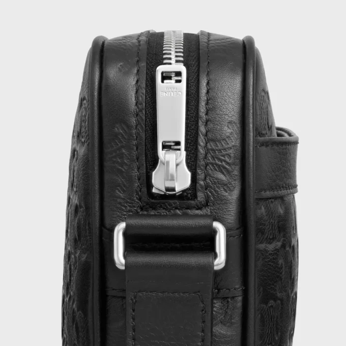 Bolso bandolera mediano de piel de becerro con relieve Triomphe
