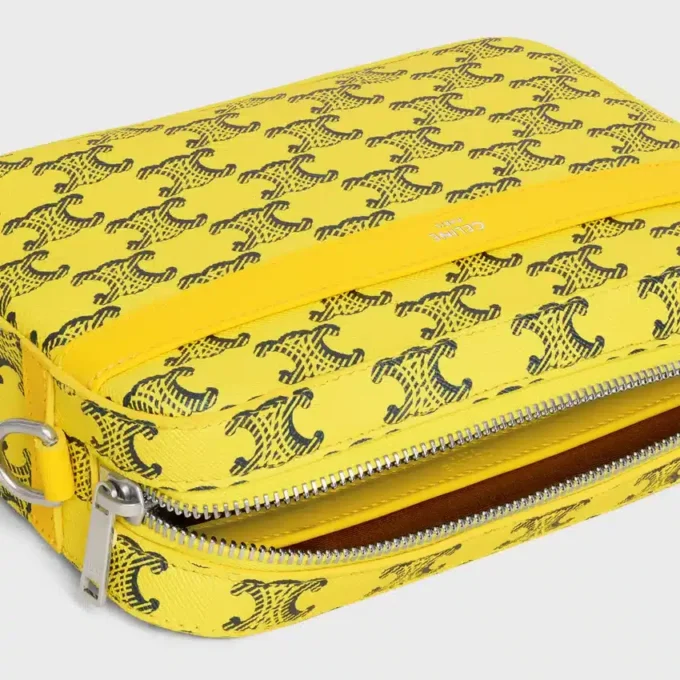 Bolso bandolera pequeño en Triomphe Canvas y piel de becerro