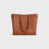 Bolso Cabas AnaïS Cuir Triomphe mediano en piel de becerro granulada Bolso Cabas AnaïS Cuir Triomphe mediano en piel de becerro granulada