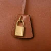 Bolso CELINE Conti en piel de becerro granulada y flexible Bolso CELINE Conti en piel de becerro granulada y flexible