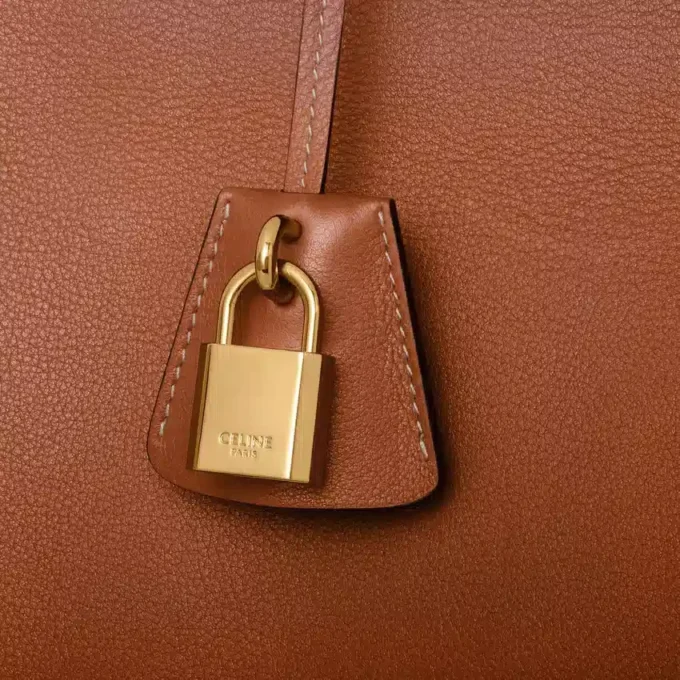 Bolso CELINE Conti en piel de becerro granulada y flexible Bolso CELINE Conti en piel de becerro granulada y flexible