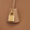 Bolso CELINE Conti en piel de becerro granulada y flexible Bolso CELINE Conti en piel de becerro granulada y flexible