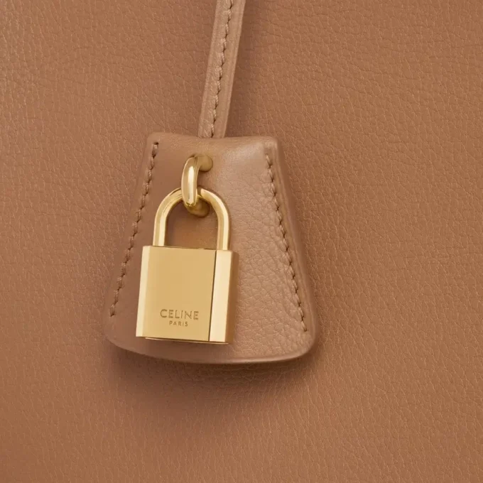 Bolso CELINE Conti en piel de becerro granulada y flexible Bolso CELINE Conti en piel de becerro granulada y flexible