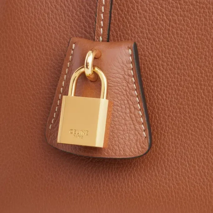 Bolso Celine Conti para Teen en piel de becerro granulada y flexible Bolso Celine Conti para Teen en piel de becerro granulada y flexible