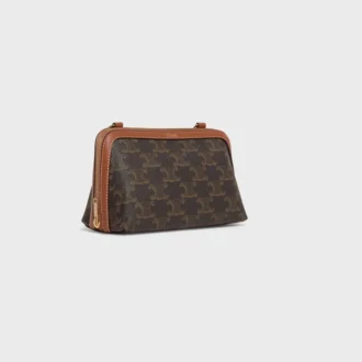 Bolso de mano con cadena en Triomphe Canvas y piel de cordero