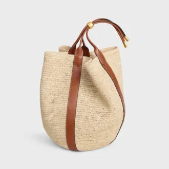 Bolso grande tipo cubo de rafia y piel de becerro