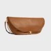 Bolso Halfmoon Soft Triomphe en piel de cordero flexible y brillante Bolso Halfmoon Soft Triomphe en piel de cordero flexible y brillante