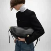 Bolso Halfmoon Soft Triomphe en piel de cordero flexible y brillante Bolso Halfmoon Soft Triomphe en piel de cordero flexible y brillante