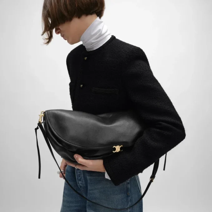 Bolso Halfmoon Soft Triomphe en piel de cordero flexible y brillante Bolso Halfmoon Soft Triomphe en piel de cordero flexible y brillante