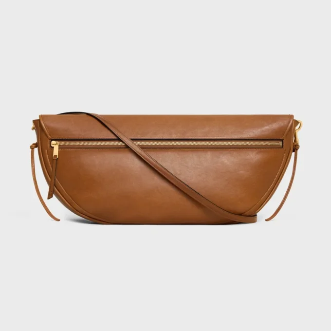 Bolso Halfmoon Soft Triomphe en piel de cordero flexible y brillante Bolso Halfmoon Soft Triomphe en piel de cordero flexible y brillante