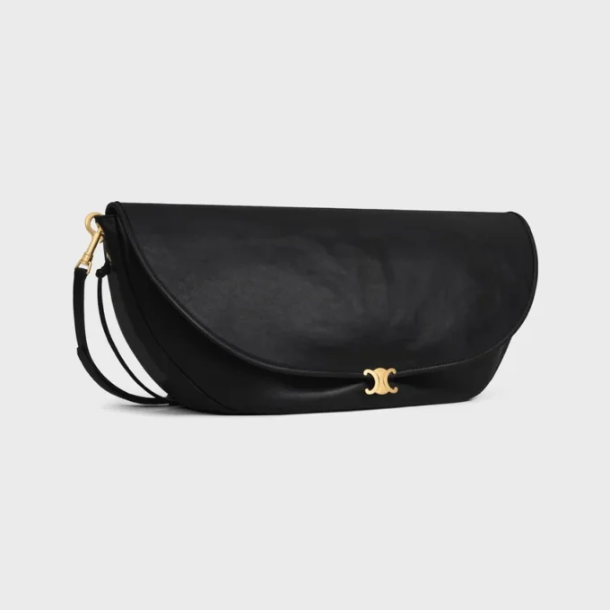 Bolso Halfmoon Soft Triomphe en piel de cordero flexible y brillante Bolso Halfmoon Soft Triomphe en piel de cordero flexible y brillante