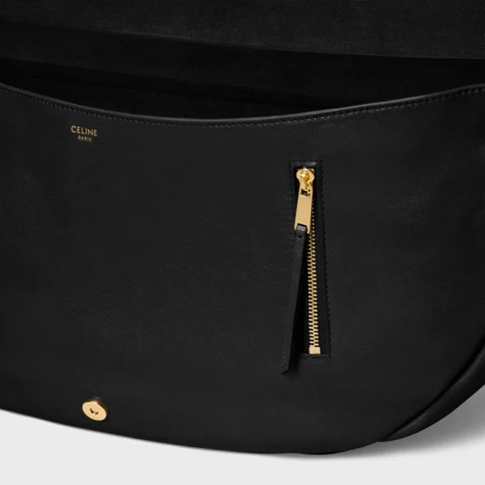 Bolso Halfmoon Soft Triomphe en piel de cordero flexible y brillante Bolso Halfmoon Soft Triomphe en piel de cordero flexible y brillante