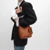 Bolso Hobo pequeño en piel de becerro lisa y flexible Bolso Hobo pequeño en piel de becerro lisa y flexible
