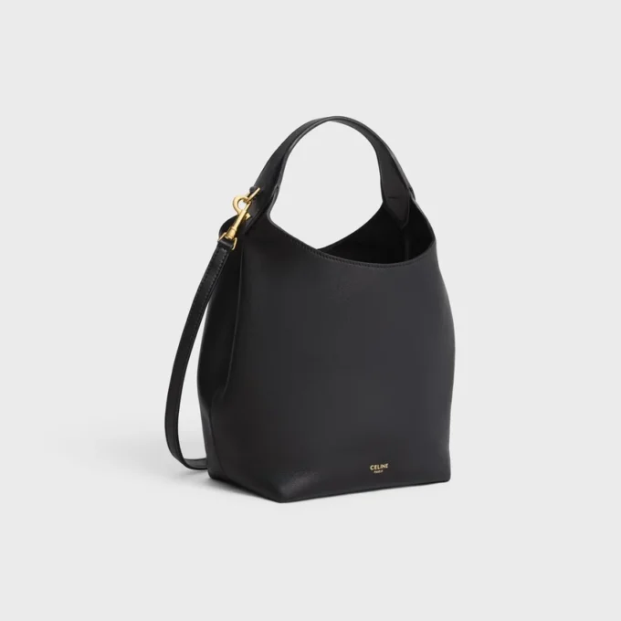 Bolso Hobo pequeño en piel de becerro lisa y flexible Bolso Hobo pequeño en piel de becerro lisa y flexible