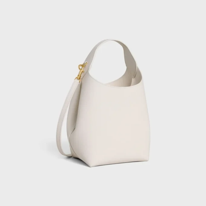 Bolso Hobo pequeño en piel de becerro lisa y flexible Bolso Hobo pequeño en piel de becerro lisa y flexible