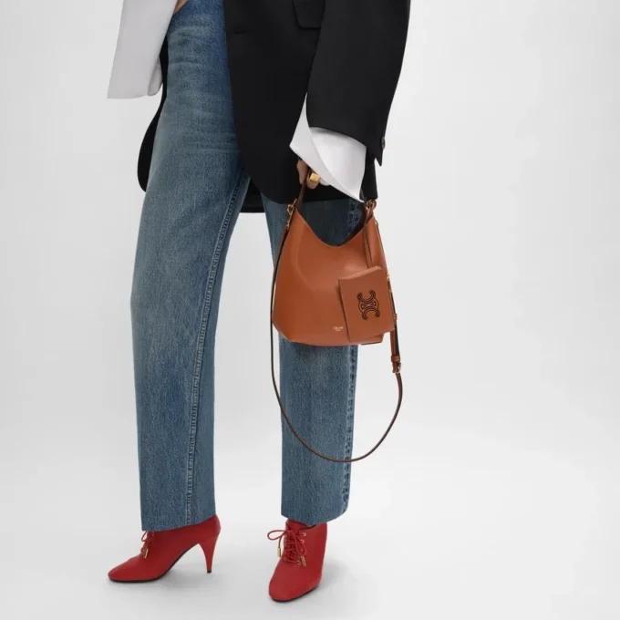 Bolso Hobo pequeño en piel de becerro lisa y flexible Bolso Hobo pequeño en piel de becerro lisa y flexible
