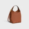 Bolso Hobo pequeño en piel de becerro lisa y flexible Bolso Hobo pequeño en piel de becerro lisa y flexible