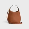 Bolso Hobo pequeño en piel de becerro lisa y flexible Bolso Hobo pequeño en piel de becerro lisa y flexible