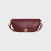 Bolso Little Halfmoon Soft Triomphe en piel de cordero flexible y brillante Bolso Little Halfmoon Soft Triomphe en piel de cordero flexible y brillante