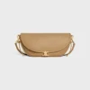 Bolso Little Halfmoon Soft Triomphe en piel de cordero flexible y brillante Bolso Little Halfmoon Soft Triomphe en piel de cordero flexible y brillante