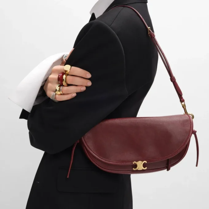 Bolso Little Halfmoon Soft Triomphe en piel de cordero flexible y brillante Bolso Little Halfmoon Soft Triomphe en piel de cordero flexible y brillante