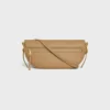 Bolso Little Halfmoon Soft Triomphe en piel de cordero flexible y brillante Bolso Little Halfmoon Soft Triomphe en piel de cordero flexible y brillante