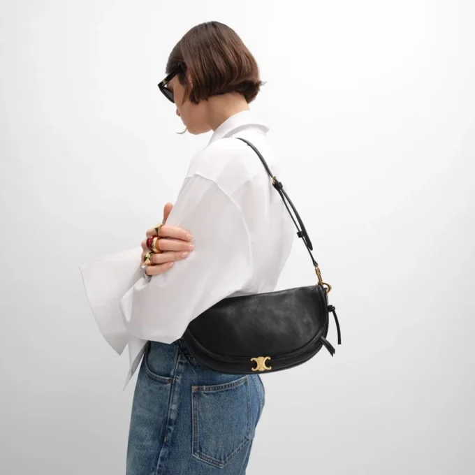 Bolso Little Halfmoon Soft Triomphe en piel de cordero flexible y brillante Bolso Little Halfmoon Soft Triomphe en piel de cordero flexible y brillante