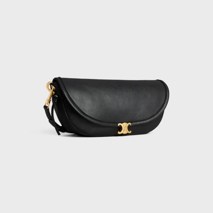 Bolso Little Halfmoon Soft Triomphe en piel de cordero flexible y brillante Bolso Little Halfmoon Soft Triomphe en piel de cordero flexible y brillante