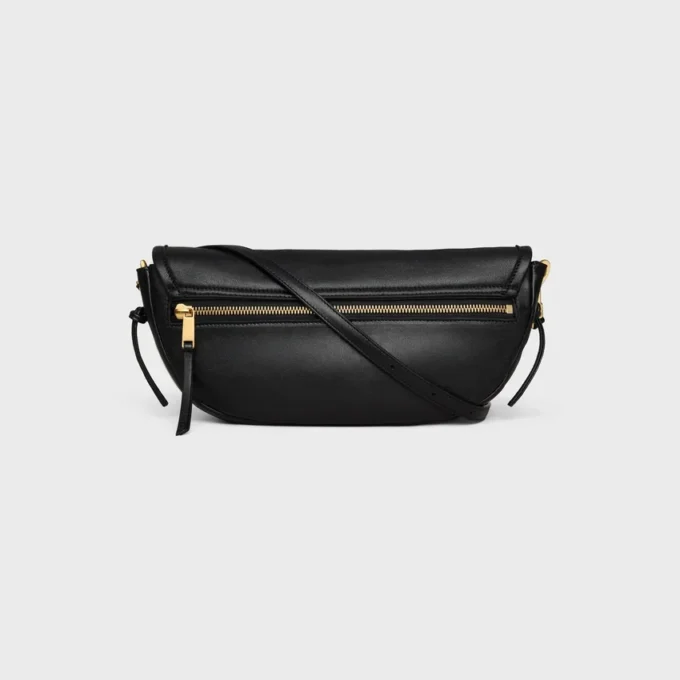 Bolso Little Halfmoon Soft Triomphe en piel de cordero flexible y brillante Bolso Little Halfmoon Soft Triomphe en piel de cordero flexible y brillante
