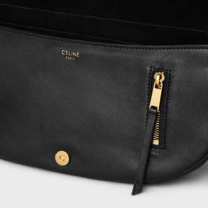 Bolso Little Halfmoon Soft Triomphe en piel de cordero flexible y brillante Bolso Little Halfmoon Soft Triomphe en piel de cordero flexible y brillante