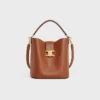 Bolso Louise mediano tipo cubo en piel de becerro lisa Bolso Louise mediano tipo cubo en piel de becerro lisa
