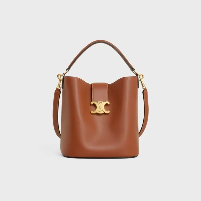 Bolso Louise mediano tipo cubo en piel de becerro lisa Bolso Louise mediano tipo cubo en piel de becerro lisa
