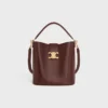 Bolso Louise mediano tipo cubo en piel de becerro lisa Bolso Louise mediano tipo cubo en piel de becerro lisa