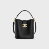 Bolso Louise mediano tipo cubo en piel de becerro lisa Bolso Louise mediano tipo cubo en piel de becerro lisa
