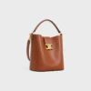 Bolso Louise mediano tipo cubo en piel de becerro lisa Bolso Louise mediano tipo cubo en piel de becerro lisa