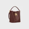 Bolso Louise mediano tipo cubo en piel de becerro lisa Bolso Louise mediano tipo cubo en piel de becerro lisa