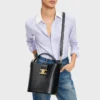 Bolso Louise mediano tipo cubo en piel de becerro lisa Bolso Louise mediano tipo cubo en piel de becerro lisa