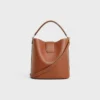 Bolso Louise mediano tipo cubo en piel de becerro lisa Bolso Louise mediano tipo cubo en piel de becerro lisa