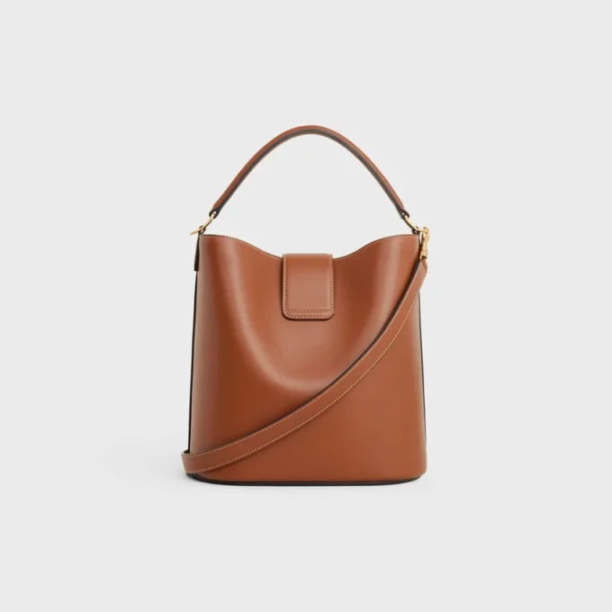 Bolso Louise mediano tipo cubo en piel de becerro lisa Bolso Louise mediano tipo cubo en piel de becerro lisa