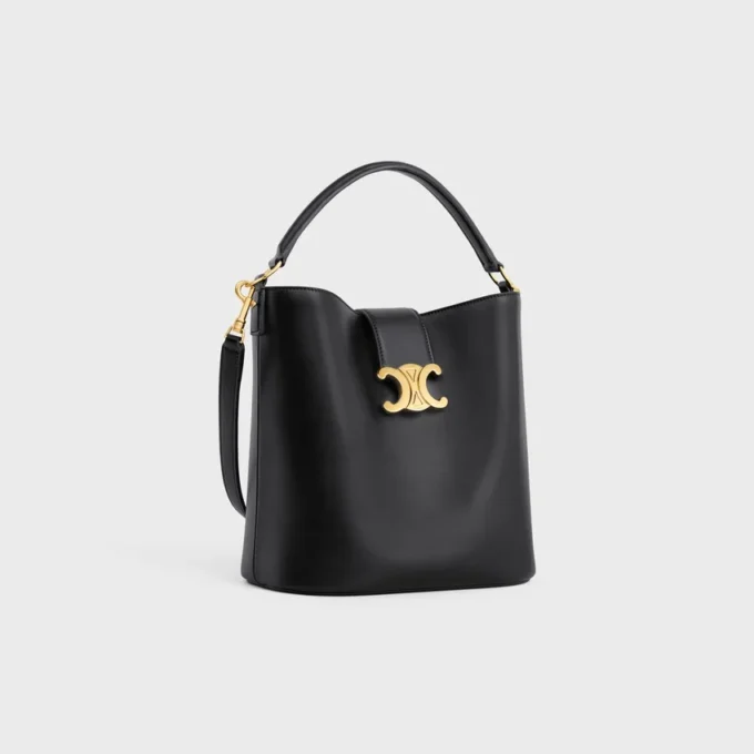 Bolso Louise mediano tipo cubo en piel de becerro lisa Bolso Louise mediano tipo cubo en piel de becerro lisa