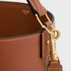 Bolso Louise mediano tipo cubo en piel de becerro lisa Bolso Louise mediano tipo cubo en piel de becerro lisa