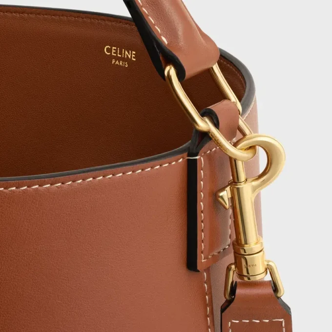 Bolso Louise mediano tipo cubo en piel de becerro lisa Bolso Louise mediano tipo cubo en piel de becerro lisa