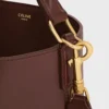 Bolso Louise mediano tipo cubo en piel de becerro lisa Bolso Louise mediano tipo cubo en piel de becerro lisa